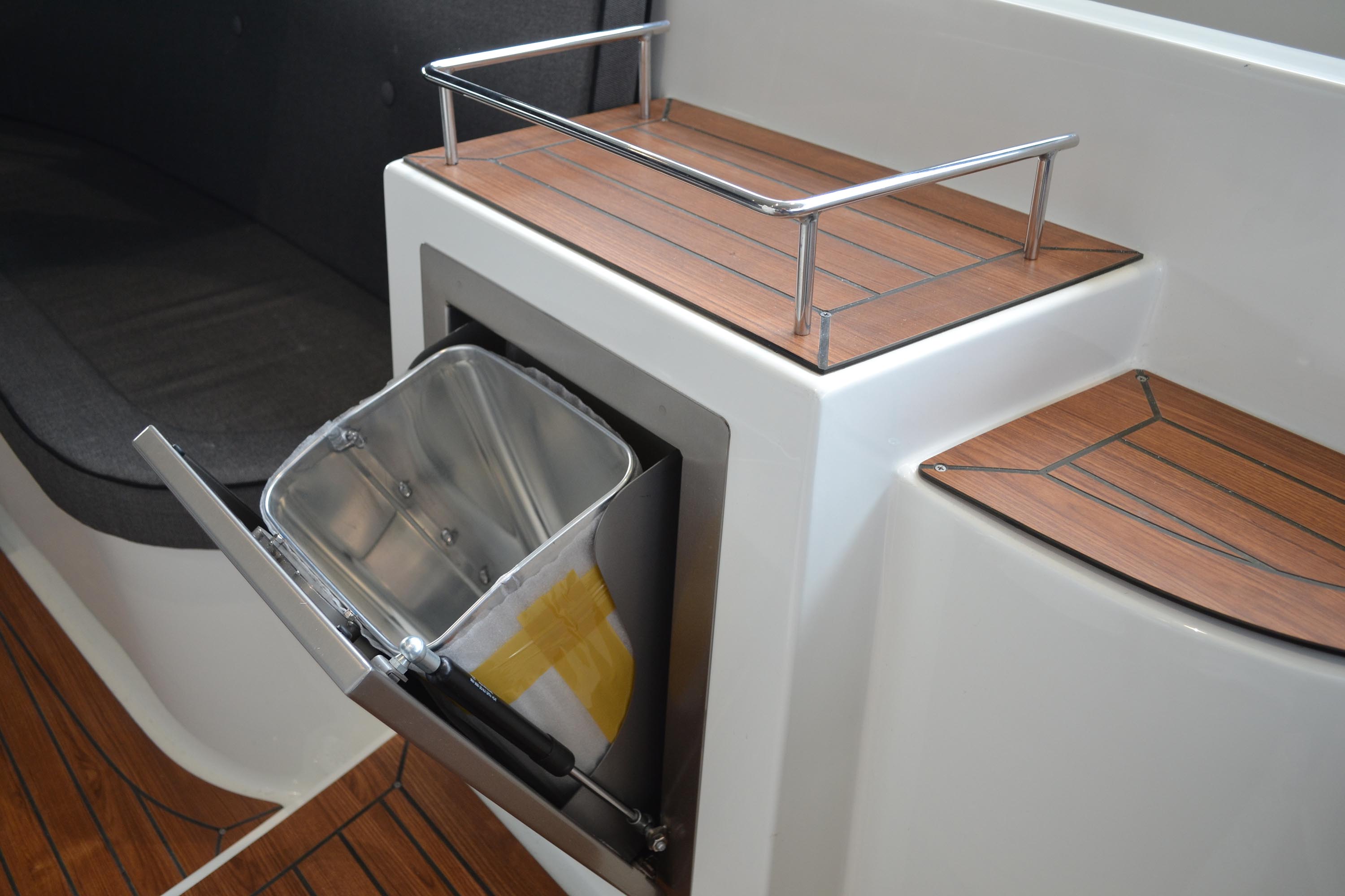 RVS railing op 2 kastjes [TendR 27] Verschuur Watersport