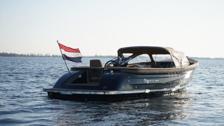 Klassieke Waterspoor 717 Aviator tendersloep bouwjaar 2023, uitgerust met een Craftsman 52pk motor. De sloep combineert traditionele lijnen met een moderne tenderspiegel en een zwemplateau aan het achterschip.