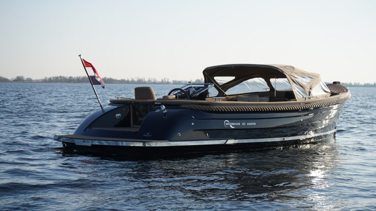 Klassieke Waterspoor 717 Aviator tendersloep bouwjaar 2023, uitgerust met een Craftsman 52pk motor. De sloep combineert traditionele lijnen met een moderne tenderspiegel en een zwemplateau aan het achterschip.