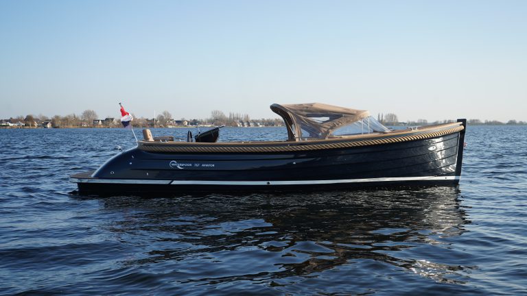 Klassieke Waterspoor 717 Aviator tendersloep bouwjaar 2023, uitgerust met een Craftsman 52pk motor. De sloep combineert traditionele lijnen met een moderne tenderspiegel en een zwemplateau aan het achterschip.