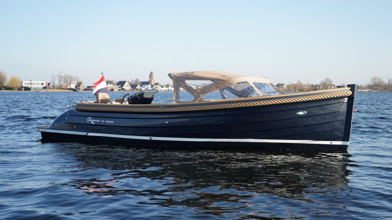 Klassieke Waterspoor 717 Aviator tendersloep bouwjaar 2023, uitgerust met een Craftsman 52pk motor. De sloep combineert traditionele lijnen met een moderne tenderspiegel en een zwemplateau aan het achterschip.