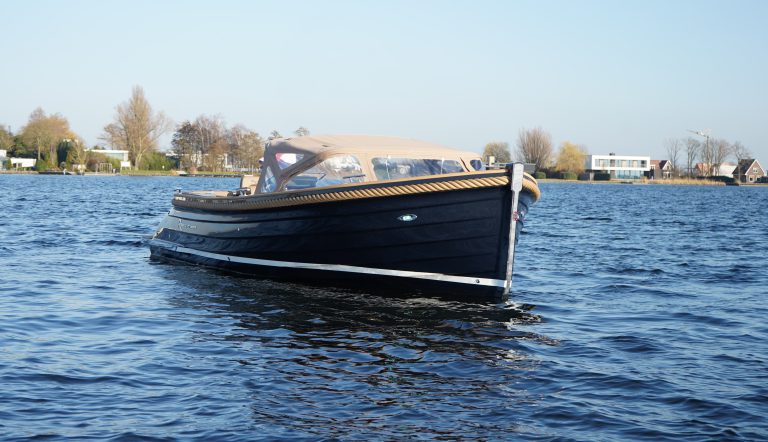Klassieke Waterspoor 717 Aviator tendersloep bouwjaar 2023, uitgerust met een Craftsman 52pk motor. De sloep combineert traditionele lijnen met een moderne tenderspiegel en een zwemplateau aan het achterschip.