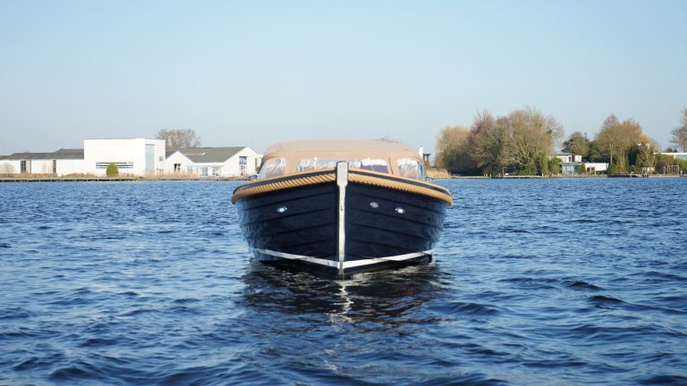 Klassieke Waterspoor 717 Aviator tendersloep bouwjaar 2023, uitgerust met een Craftsman 52pk motor. De sloep combineert traditionele lijnen met een moderne tenderspiegel en een zwemplateau aan het achterschip.