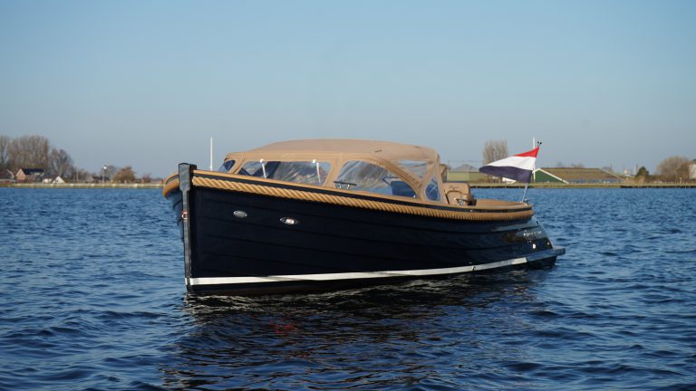 Klassieke Waterspoor 717 Aviator tendersloep bouwjaar 2023, uitgerust met een Craftsman 52pk motor. De sloep combineert traditionele lijnen met een moderne tenderspiegel en een zwemplateau aan het achterschip.