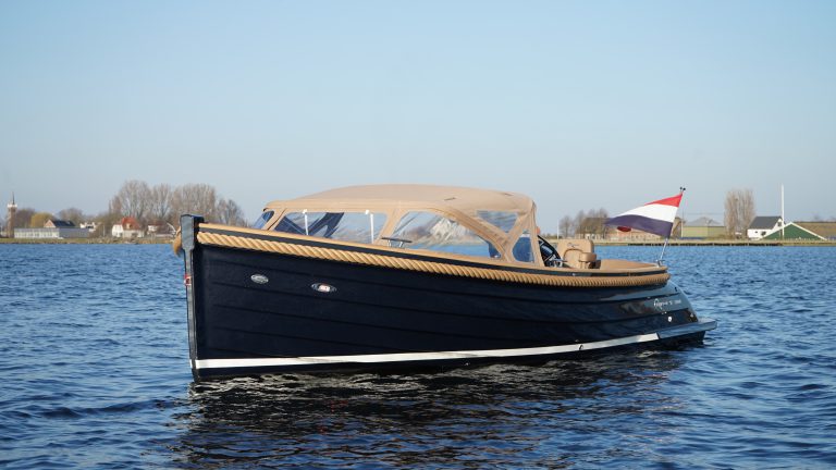 Klassieke Waterspoor 717 Aviator tendersloep bouwjaar 2023, uitgerust met een Craftsman 52pk motor. De sloep combineert traditionele lijnen met een moderne tenderspiegel en een zwemplateau aan het achterschip.