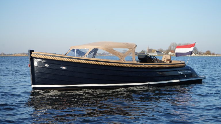 Klassieke Waterspoor 717 Aviator tendersloep bouwjaar 2023, uitgerust met een Craftsman 52pk motor. De sloep combineert traditionele lijnen met een moderne tenderspiegel en een zwemplateau aan het achterschip.