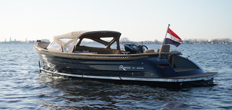 Klassieke Waterspoor 717 Aviator tendersloep bouwjaar 2023, uitgerust met een Craftsman 52pk motor. De sloep combineert traditionele lijnen met een moderne tenderspiegel en een zwemplateau aan het achterschip.