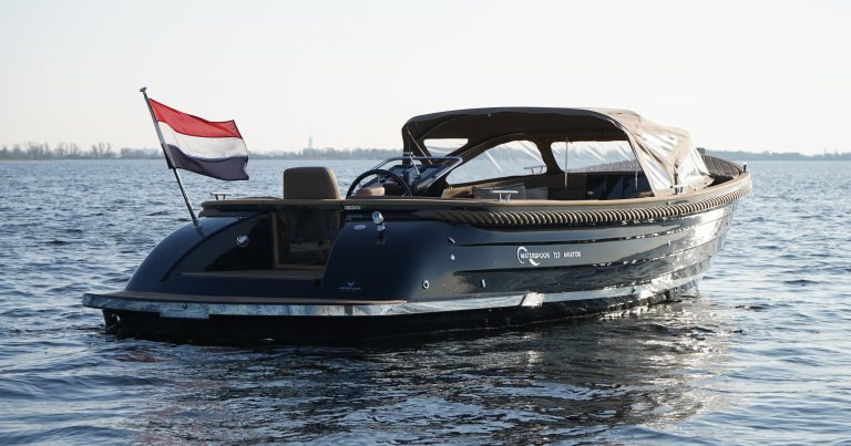 Klassieke Waterspoor 717 Aviator tendersloep bouwjaar 2023, uitgerust met een Craftsman 52pk motor. De sloep combineert traditionele lijnen met een moderne tenderspiegel en een zwemplateau aan het achterschip.