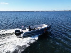 Van Vossen Sport R 700 XL aluminium sportboot op het water bij Verschuur Watersport