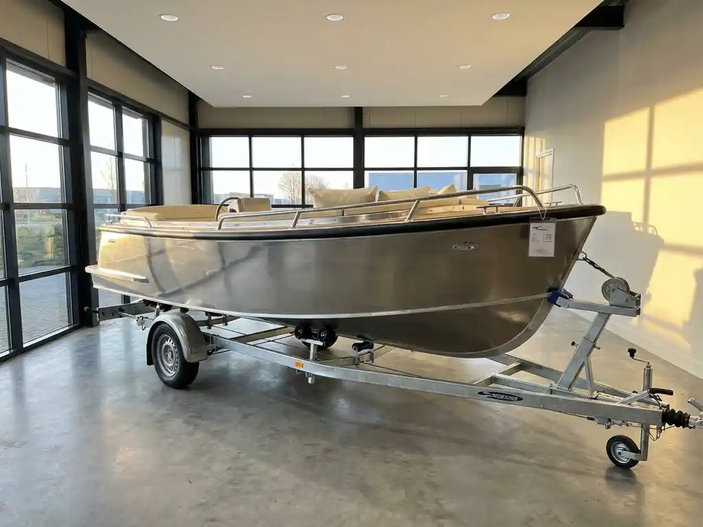 6-meter aluminium sloep op trailer in heldere showroom met crème kussens en flexiteak vloer, prijskaartje aan boeg