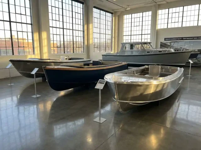 Premium aluminium sloepen in verschillende maten tentoongesteld in lichte showroom met gepolijste betonvloeren