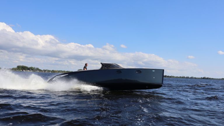 Outlaw 999 occasion klein motorjacht met 230pk Yanmar diesel te koop bij Verschuur Watersport Rijnsaterwoude