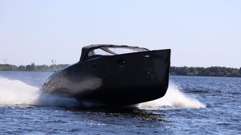 Outlaw 999 occasion klein motorjacht met 230pk Yanmar diesel te koop bij Verschuur Watersport Rijnsaterwoude