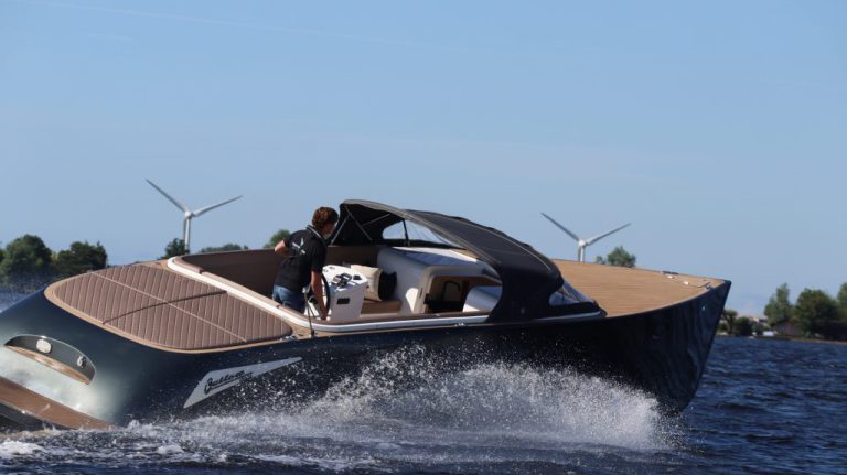 Outlaw 999 occasion klein motorjacht met 230pk Yanmar diesel te koop bij Verschuur Watersport Rijnsaterwoude
