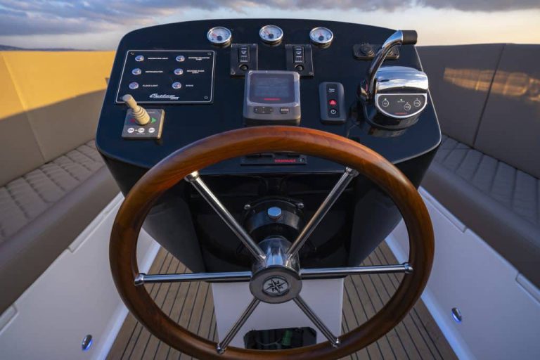 Outlaw 999 occasion klein motorjacht met 230pk Yanmar diesel te koop bij Verschuur Watersport Rijnsaterwoude