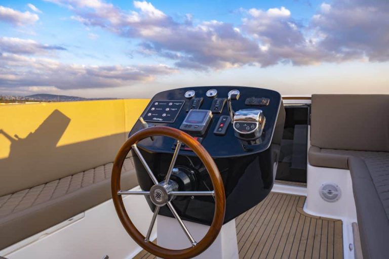 Outlaw 999 occasion klein motorjacht met 230pk Yanmar diesel te koop bij Verschuur Watersport Rijnsaterwoude