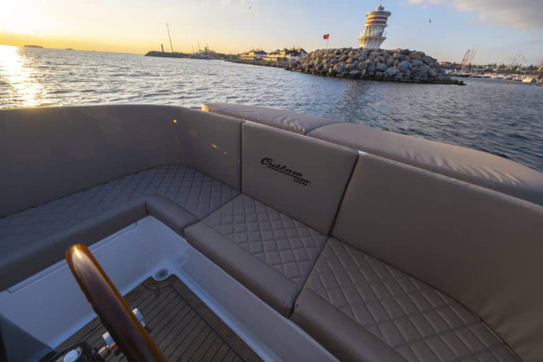 Outlaw 999 occasion klein motorjacht met 230pk Yanmar diesel te koop bij Verschuur Watersport Rijnsaterwoude