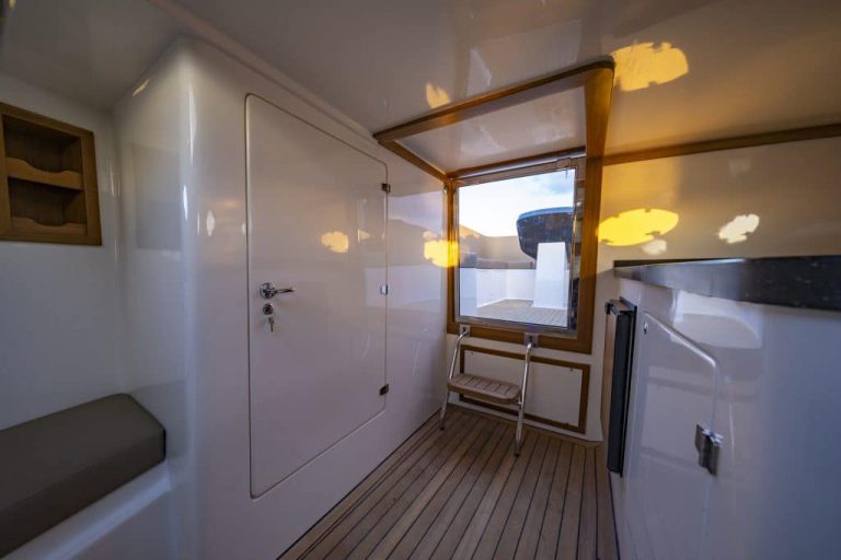 Outlaw 999 occasion klein motorjacht met 230pk Yanmar diesel te koop bij Verschuur Watersport Rijnsaterwoude