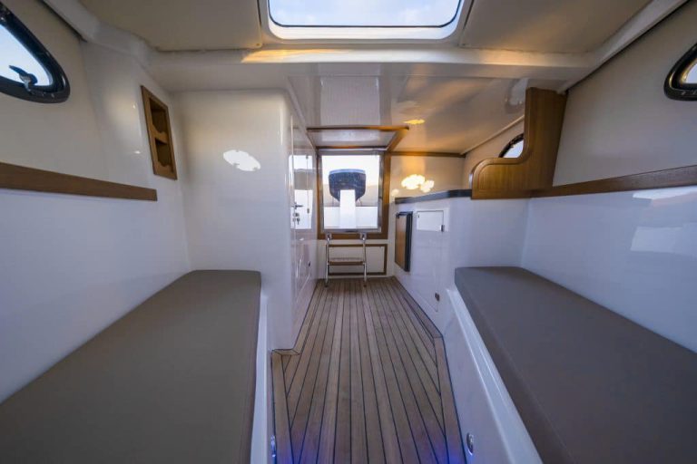 Outlaw 999 occasion klein motorjacht met 230pk Yanmar diesel te koop bij Verschuur Watersport Rijnsaterwoude