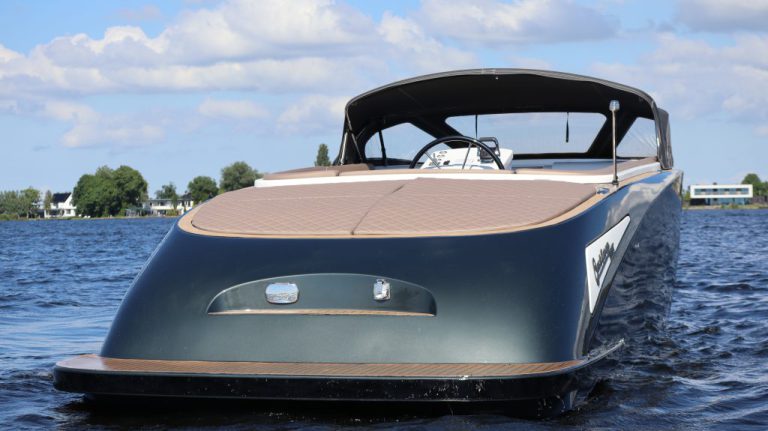 Outlaw 999 occasion klein motorjacht met 230pk Yanmar diesel te koop bij Verschuur Watersport Rijnsaterwoude