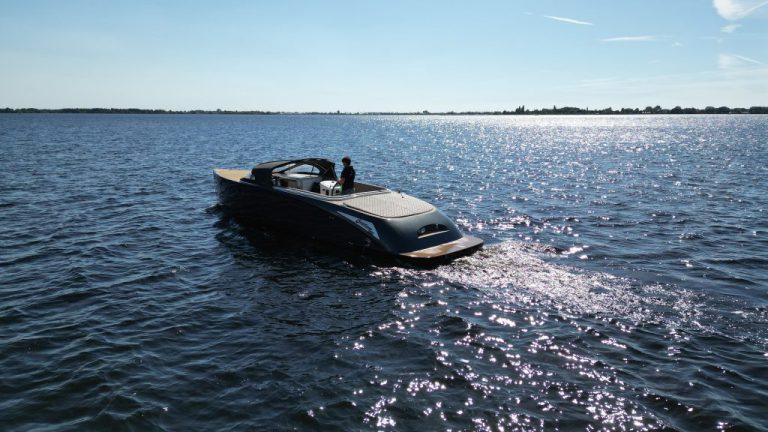 Outlaw 999 occasion klein motorjacht met 230pk Yanmar diesel te koop bij Verschuur Watersport Rijnsaterwoude