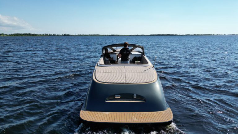 Outlaw 999 occasion klein motorjacht met 230pk Yanmar diesel te koop bij Verschuur Watersport Rijnsaterwoude
