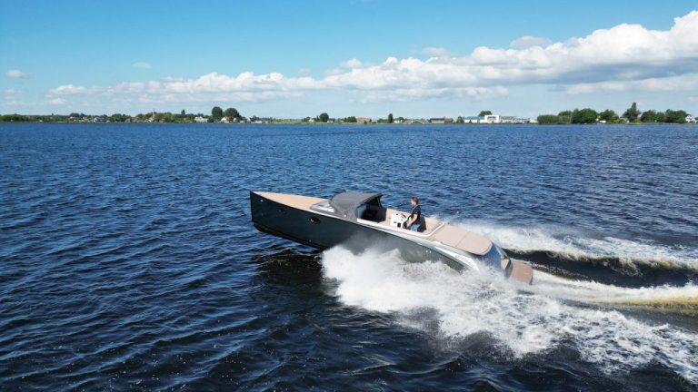 Outlaw 999 occasion klein motorjacht met 230pk Yanmar diesel te koop bij Verschuur Watersport Rijnsaterwoude