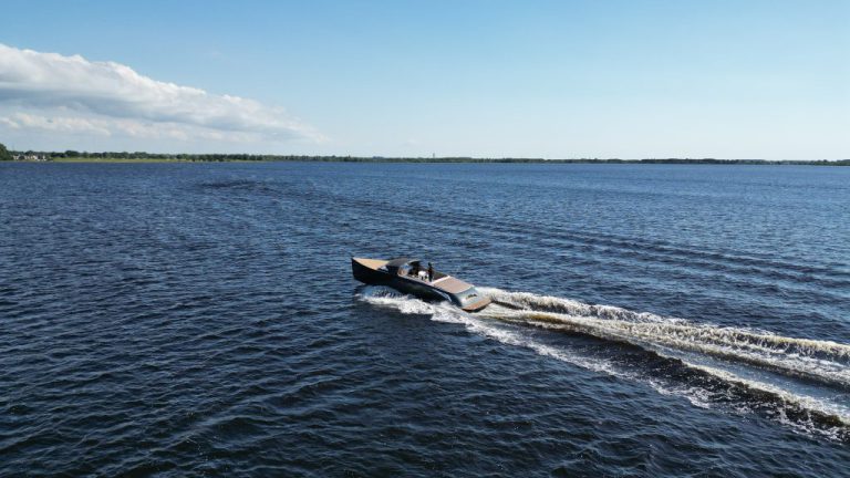 Outlaw 999 occasion klein motorjacht met 230pk Yanmar diesel te koop bij Verschuur Watersport Rijnsaterwoude