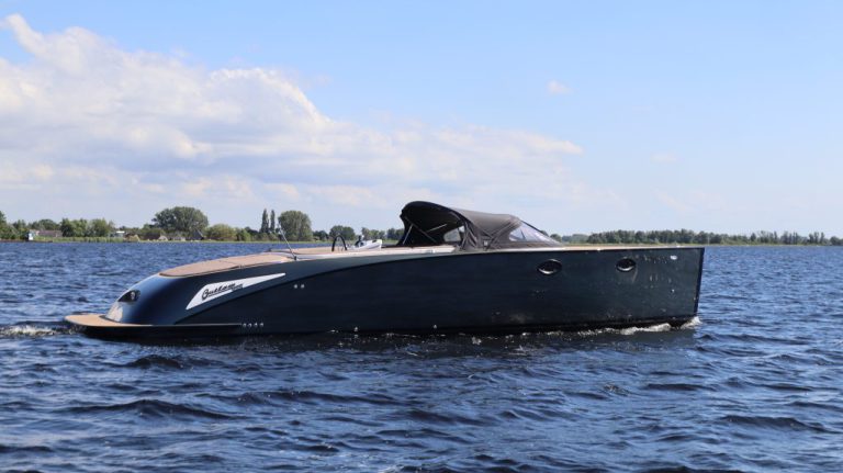 Outlaw 999 occasion klein motorjacht met 230pk Yanmar diesel te koop bij Verschuur Watersport Rijnsaterwoude
