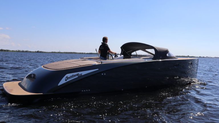 Outlaw 999 occasion klein motorjacht met 230pk Yanmar diesel te koop bij Verschuur Watersport Rijnsaterwoude