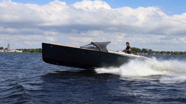 Outlaw 999 occasion klein motorjacht met 230pk Yanmar diesel te koop bij Verschuur Watersport Rijnsaterwoude