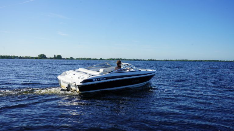 Larson 186 occasion 2008 eerste eigenaar 135pk Volvo Penta benzine hekdrive te koop bij Verschuur Watersport Rijnsaterwoude