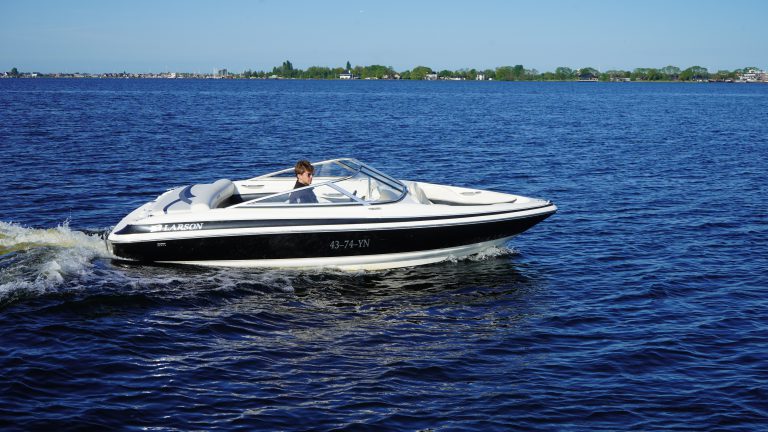 Larson 186 occasion 2008 eerste eigenaar 135pk Volvo Penta benzine hekdrive te koop bij Verschuur Watersport Rijnsaterwoude