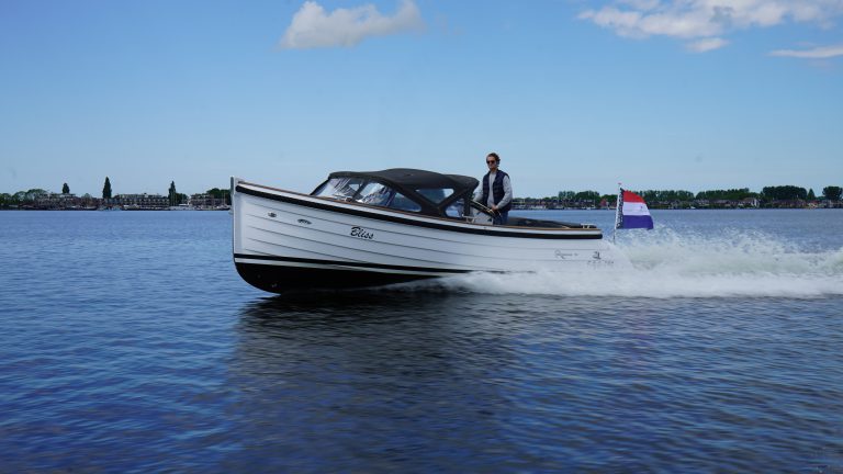 Waterspoor 717 Outboard kopen wit met 100pk Suzuki buitenboordmotor bij Verschuur Watersport Rijnsaterwoude