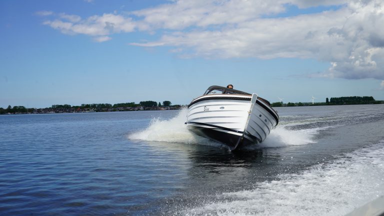 Waterspoor 717 Outboard kopen wit met 100pk Suzuki buitenboordmotor bij Verschuur Watersport Rijnsaterwoude