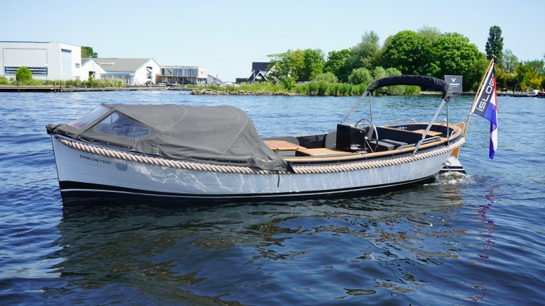 Isloep 735 occasion full option zwarte kuip witte romp teak te koop bij Verschuur Watersport Rijnsaterwoude
