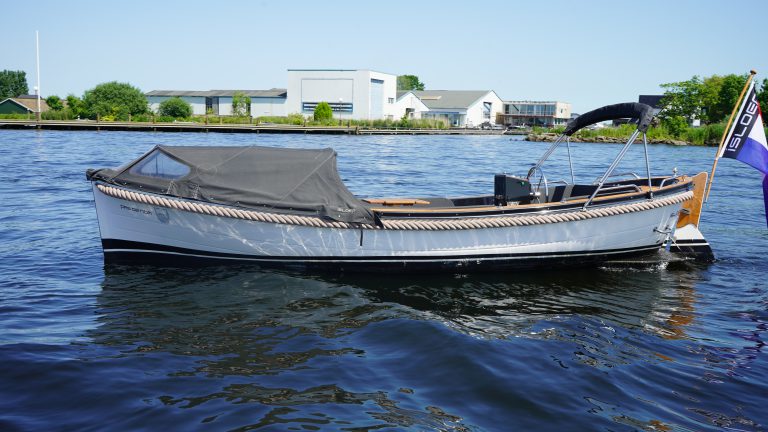 Isloep 735 occasion full option zwarte kuip witte romp teak te koop bij Verschuur Watersport Rijnsaterwoude