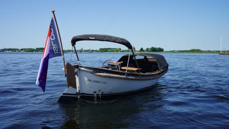 Isloep 735 occasion full option zwarte kuip witte romp teak te koop bij Verschuur Watersport Rijnsaterwoude
