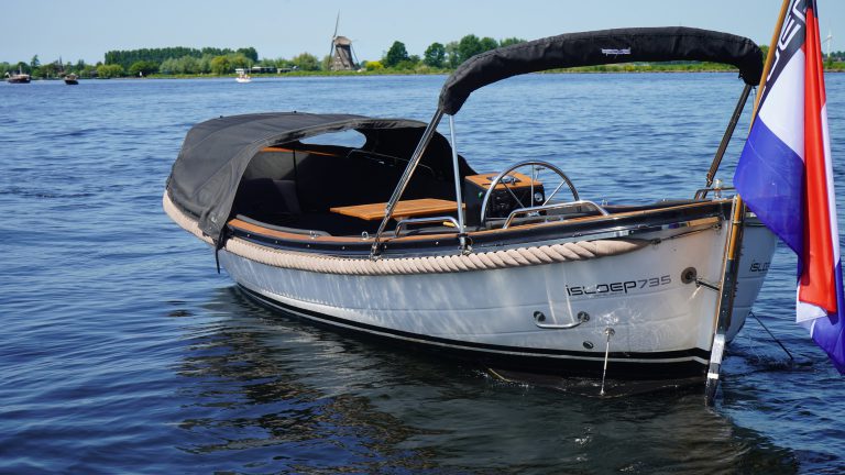Isloep 735 occasion full option zwarte kuip witte romp teak te koop bij Verschuur Watersport Rijnsaterwoude