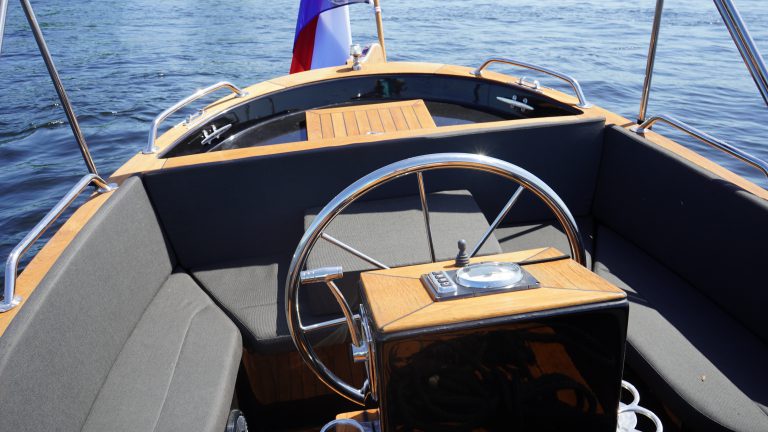 Isloep 735 occasion full option zwarte kuip witte romp teak te koop bij Verschuur Watersport Rijnsaterwoude