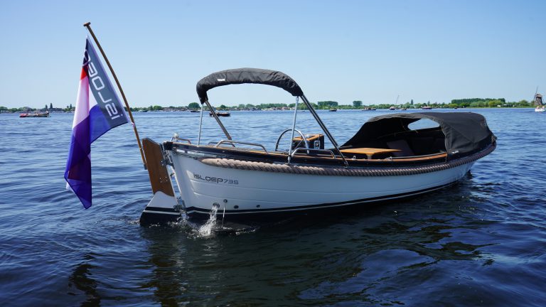 Isloep 735 occasion full option zwarte kuip witte romp teak te koop bij Verschuur Watersport Rijnsaterwoude