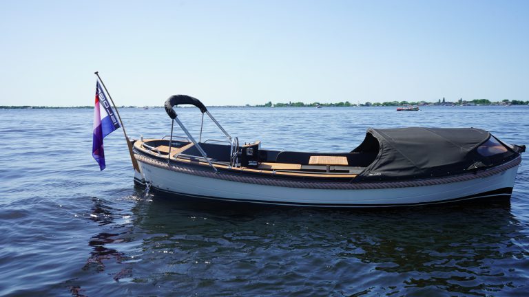 Isloep 735 occasion full option zwarte kuip witte romp teak te koop bij Verschuur Watersport Rijnsaterwoude