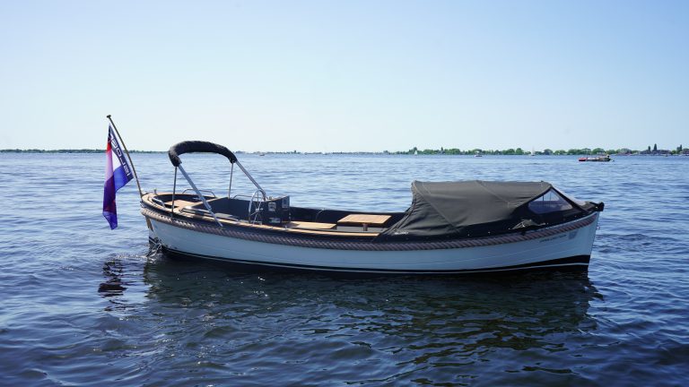 Isloep 735 occasion full option zwarte kuip witte romp teak te koop bij Verschuur Watersport Rijnsaterwoude