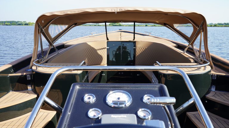 Waterspoor 808 occasion kopen zwart 110pk Yanmar diesel bij Verschuur Watersport Rijnsaterwoud