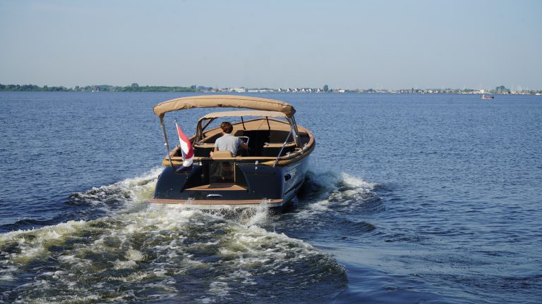 Waterspoor 808 occasion kopen zwart 110pk Yanmar diesel bij Verschuur Watersport Rijnsaterwoud