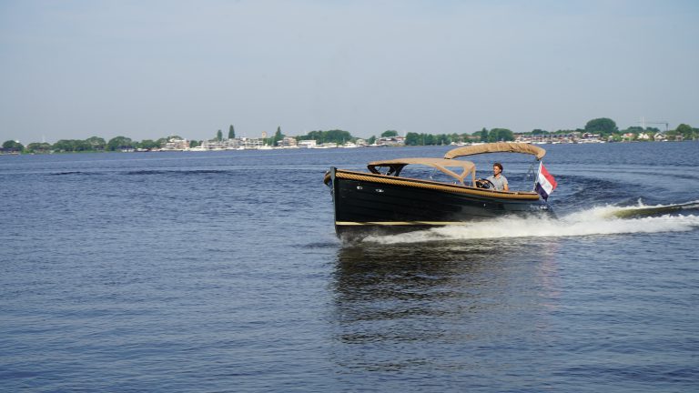Waterspoor 808 occasion kopen zwart 110pk Yanmar diesel bij Verschuur Watersport Rijnsaterwoud