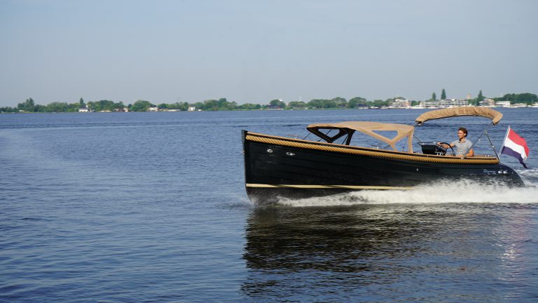 Waterspoor 808 occasion kopen zwart 110pk Yanmar diesel bij Verschuur Watersport Rijnsaterwoud