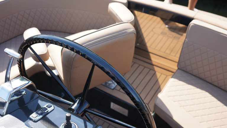 Waterspoor 808 occasion kopen zwart 110pk Yanmar diesel bij Verschuur Watersport Rijnsaterwoud