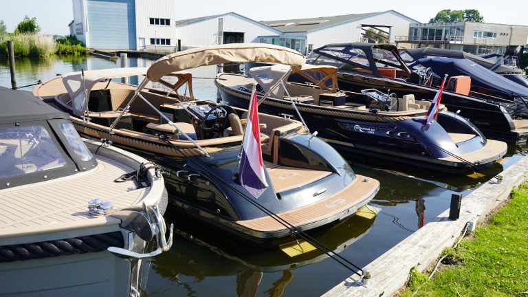 Waterspoor 808 occasion kopen zwart 110pk Yanmar diesel bij Verschuur Watersport Rijnsaterwoud