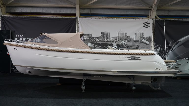 Primeur 700 lounge tender bij Verschuur Watersport